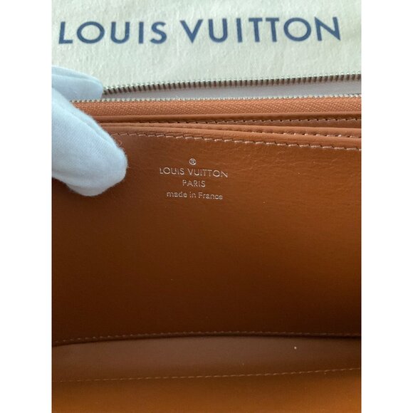 Louis Vuitton Mahina Beige Zippy Wallet Excellent Condition Box & Bag - Picture 6 of 13